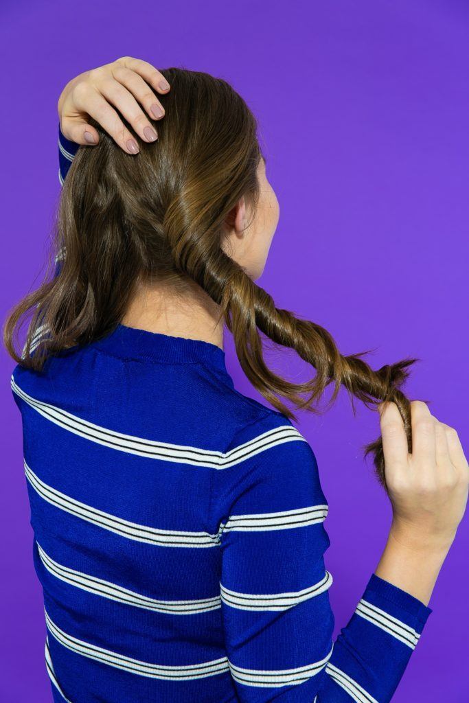 Cabelo liso com mecha enrolada