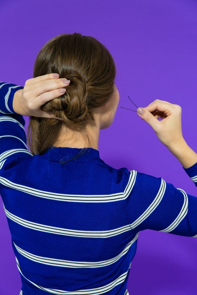 Cabelo liso preso com coque lateral
