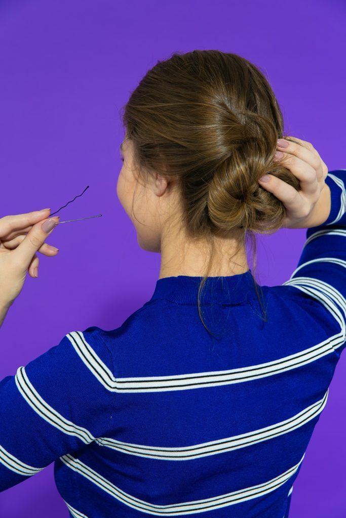 Cabelo liso preso com coque lateral