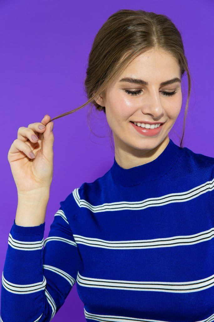 Cabelo liso com coque descontruido