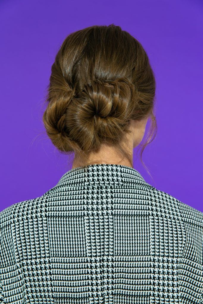 Cabelo liso com coque descontruido