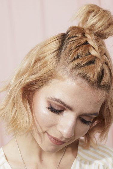 mulher com cabelo semipreso com trança embutida e coque