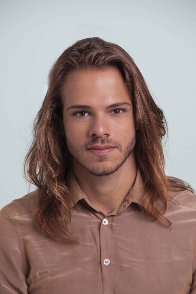 Homem com cabelos lisos e barba