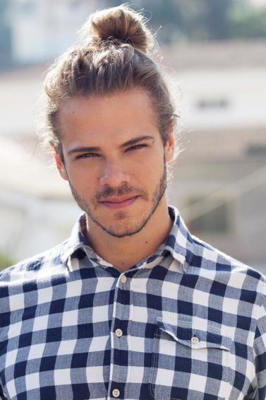 homem mostra que aprendeu como fazer coque masculino