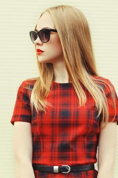 Mulher loira usa roupa vermelha e mostra que sabe combinar cores da roupa e do cabelo
