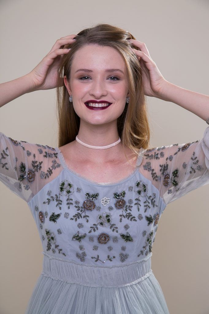 cabelo liso sendo massageado