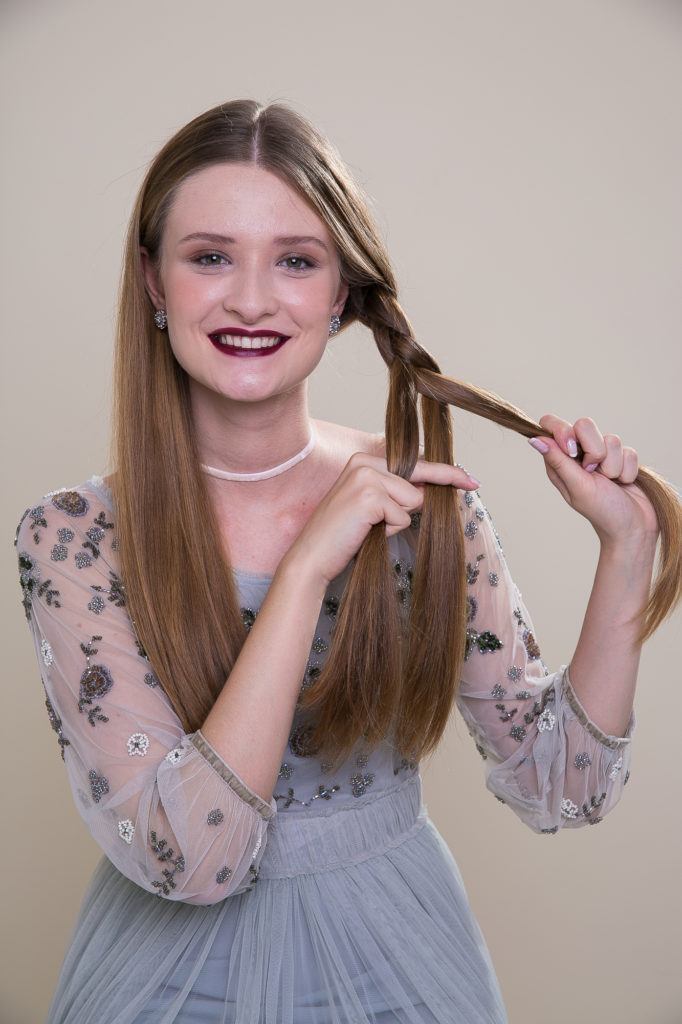 cabelo liso sendo trançado
