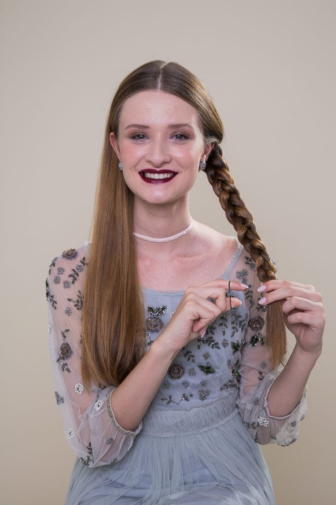 cabelo liso sendo trançado