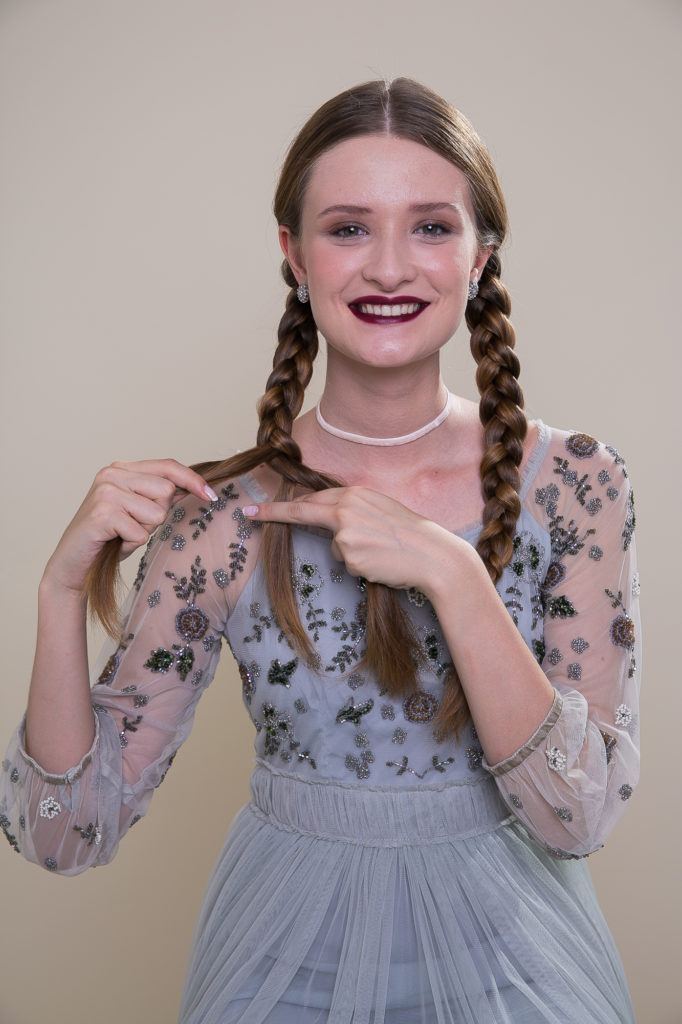 cabelo liso sendo trançado