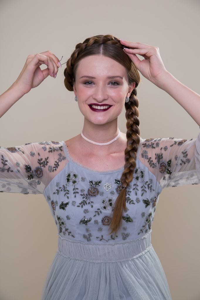 cabelo liso preso com tiara de trança preso com grampo