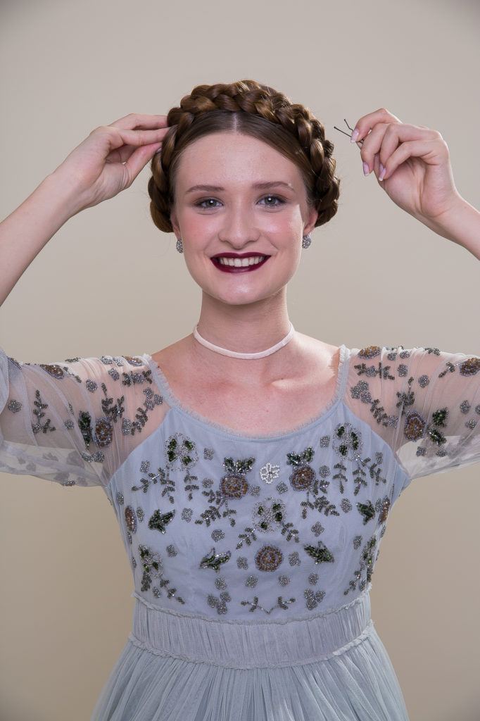cabelo liso preso com tiara de trança preso com grampo