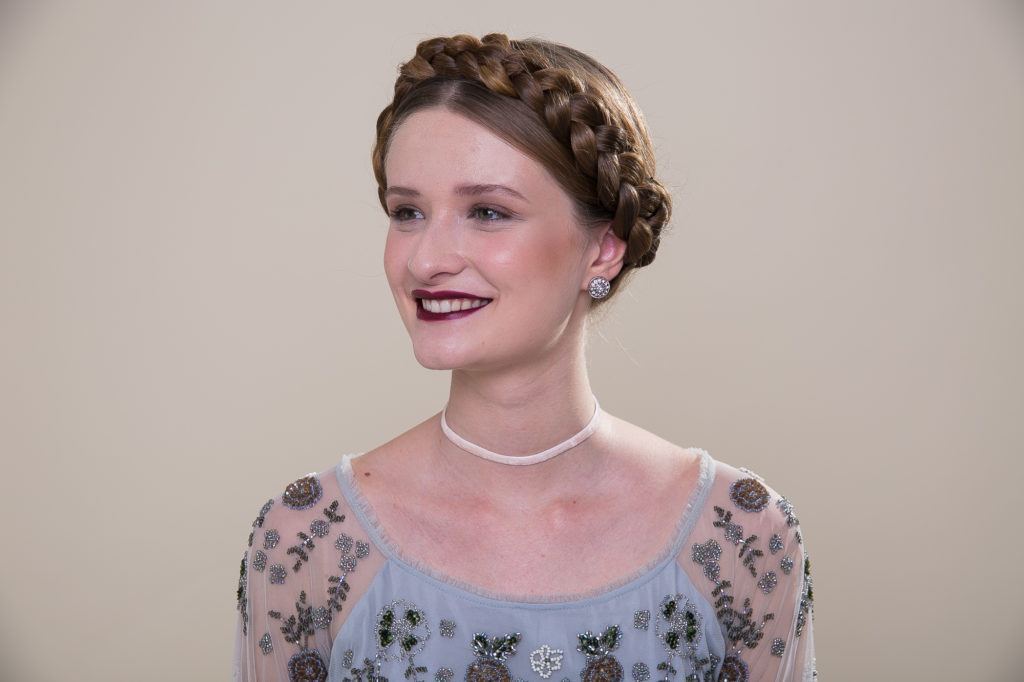 cabelo liso preso com tiara de trança