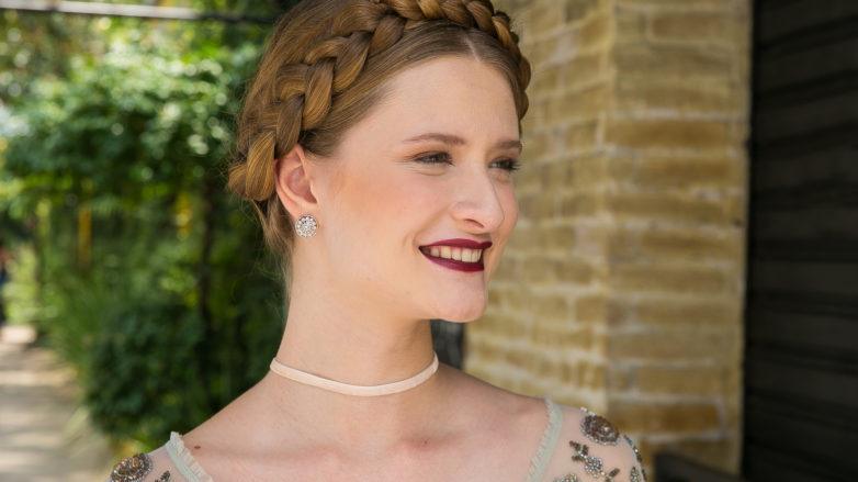 cabelo liso preso com tiara de trança