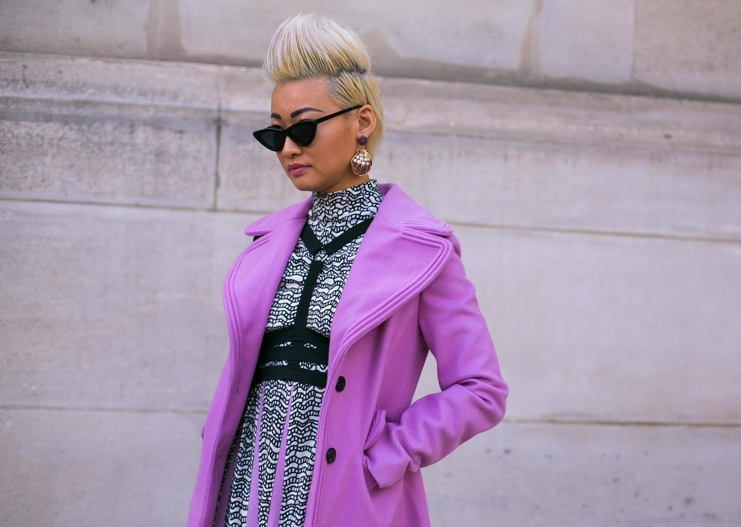 modelo de cabelo platinado para matéria sobre como cortar o cabelo longo