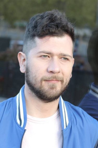homem com cabelo curto castanho em corte undercut
