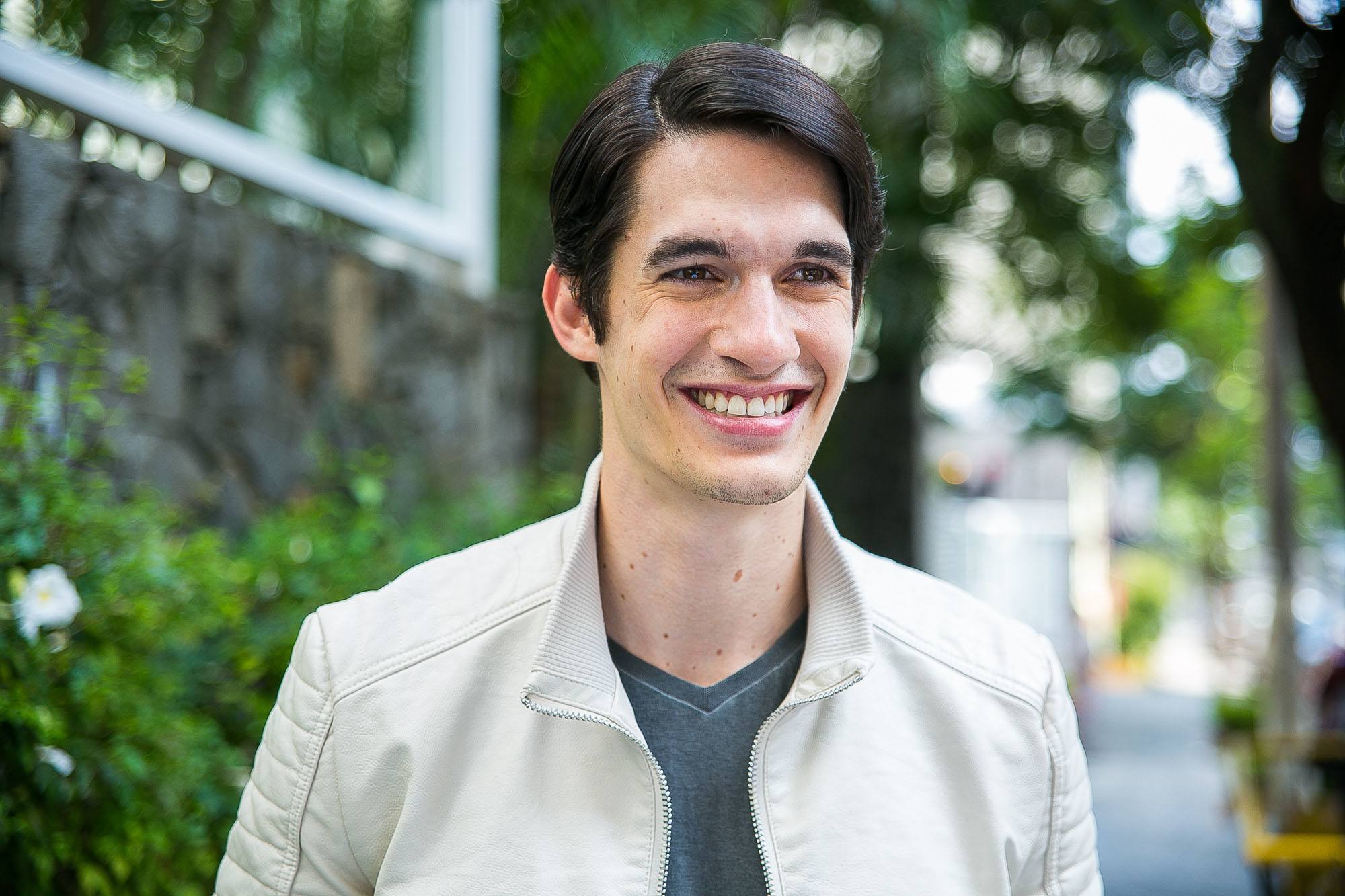 modelo com um dos cortes de cabelo masculino liso para 2018