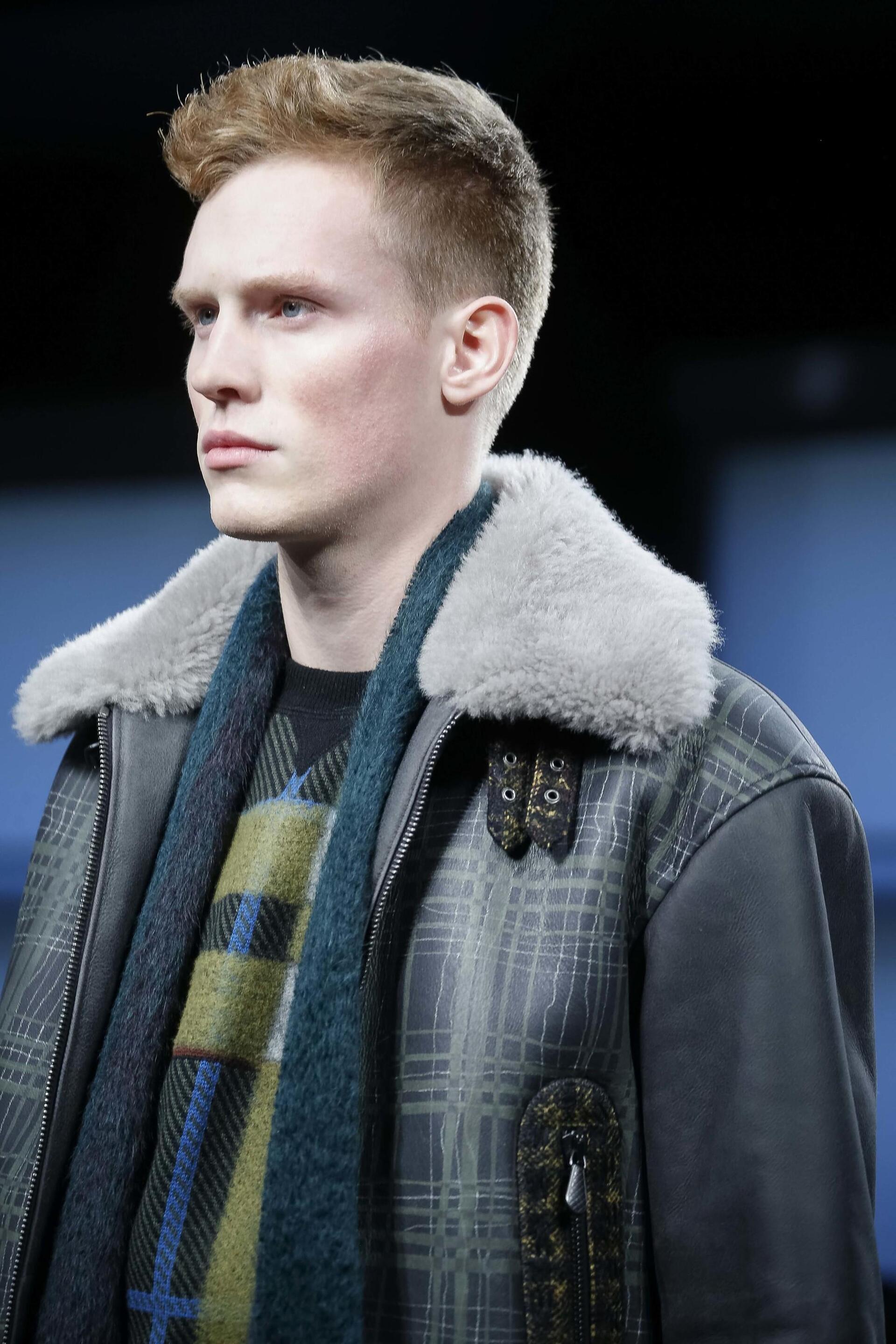 modelo com um dos cortes de cabelo masculino liso para 2018