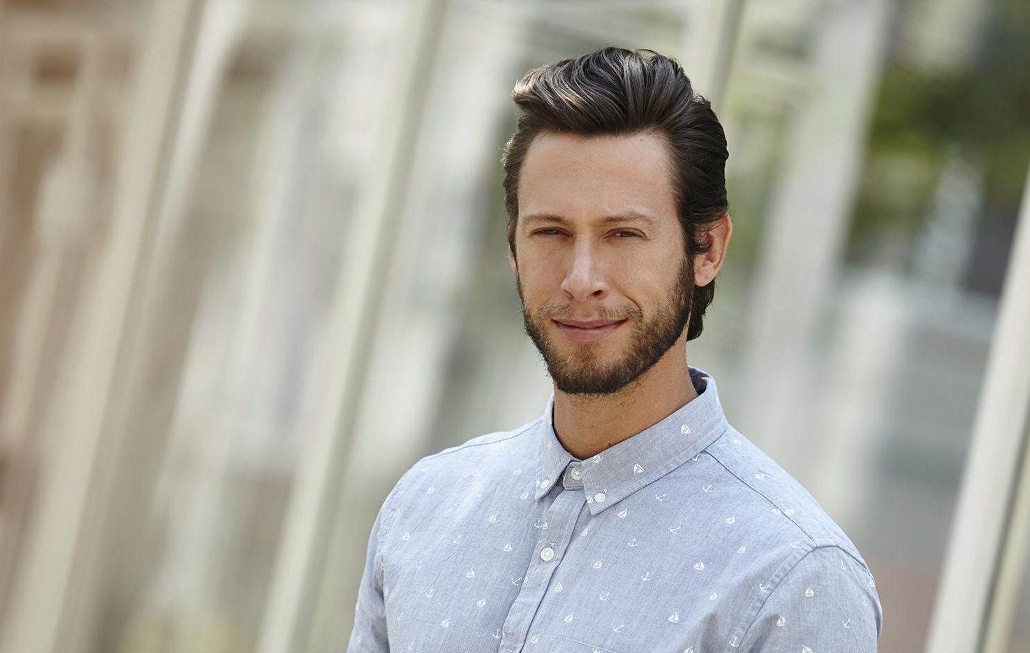 modelo com um dos cortes de cabelo masculino liso para 2018