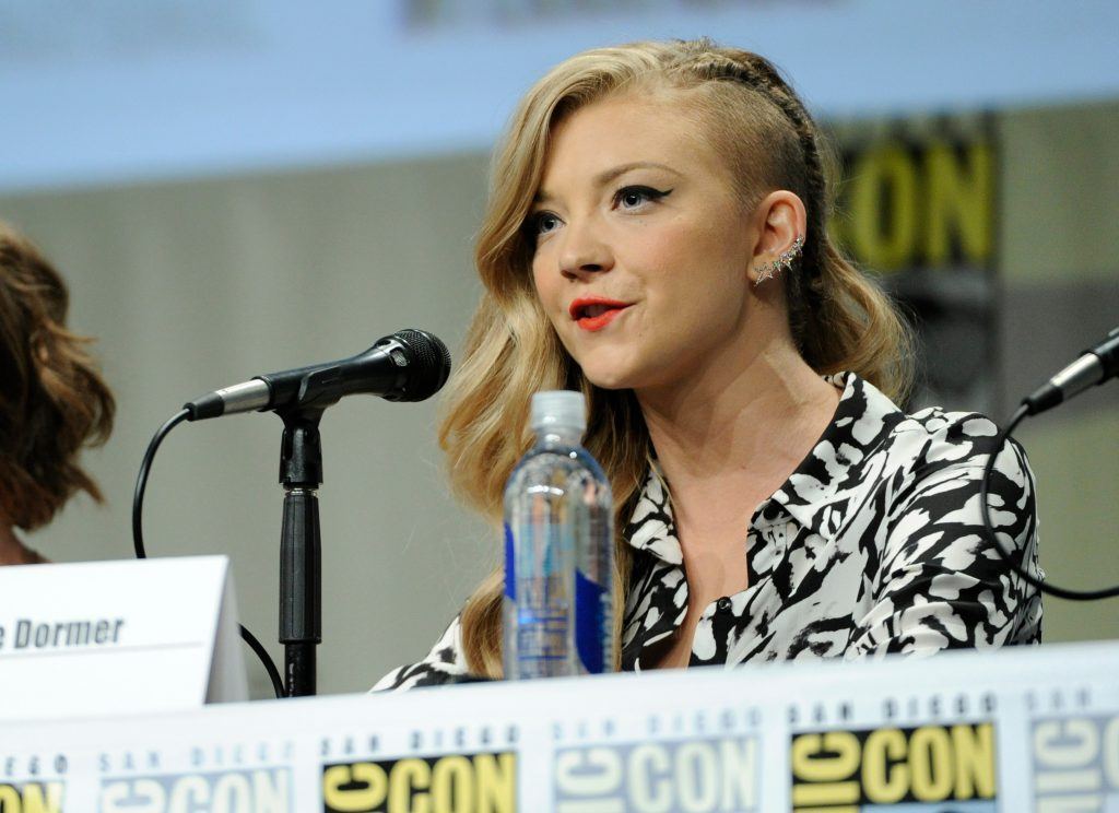 A atriz Natalie Dormer mostra cabelos loiros compridos, com lateral raspada