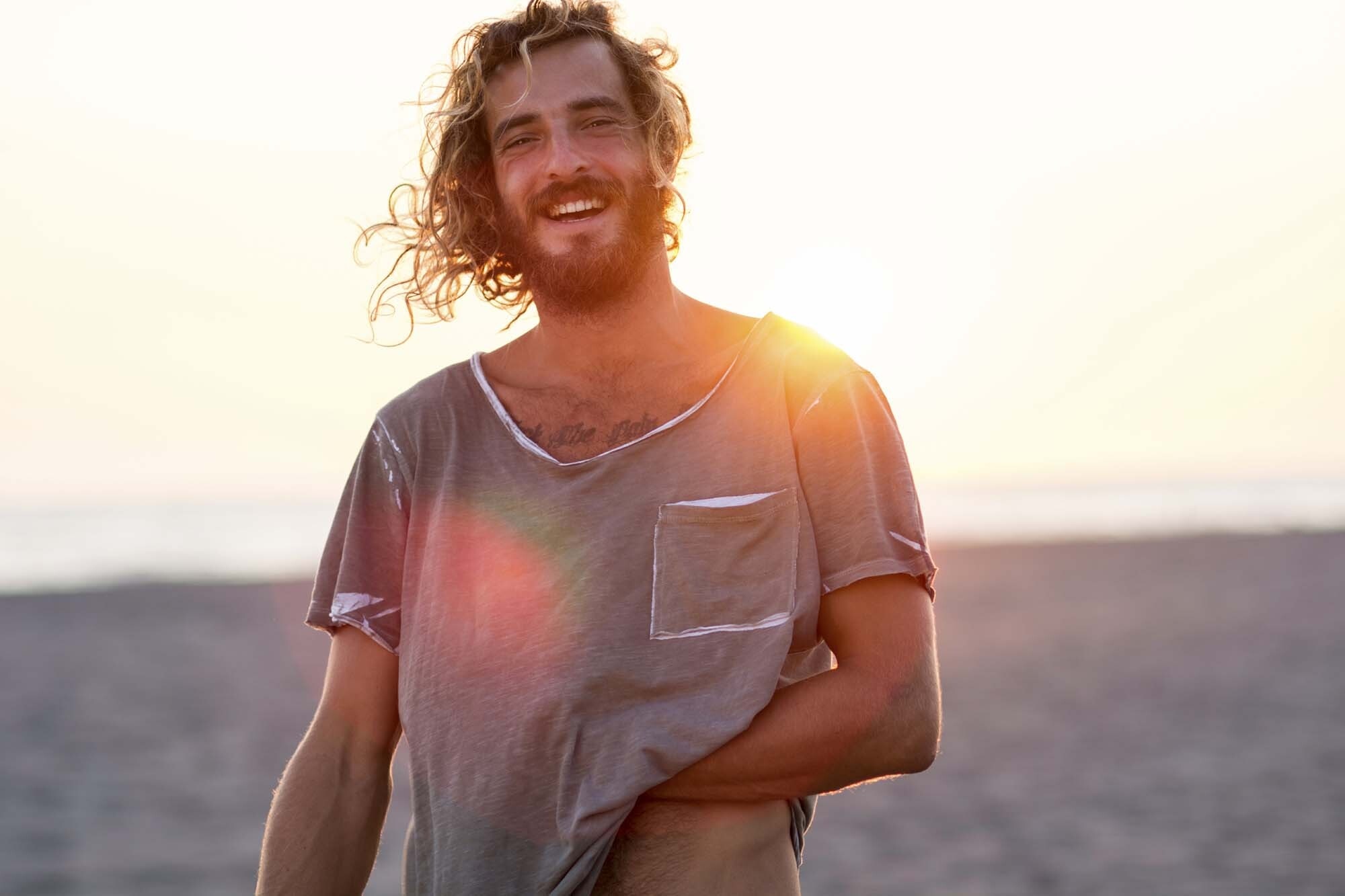 modelo com um dos cortes masculinos de cabelo para cada signo