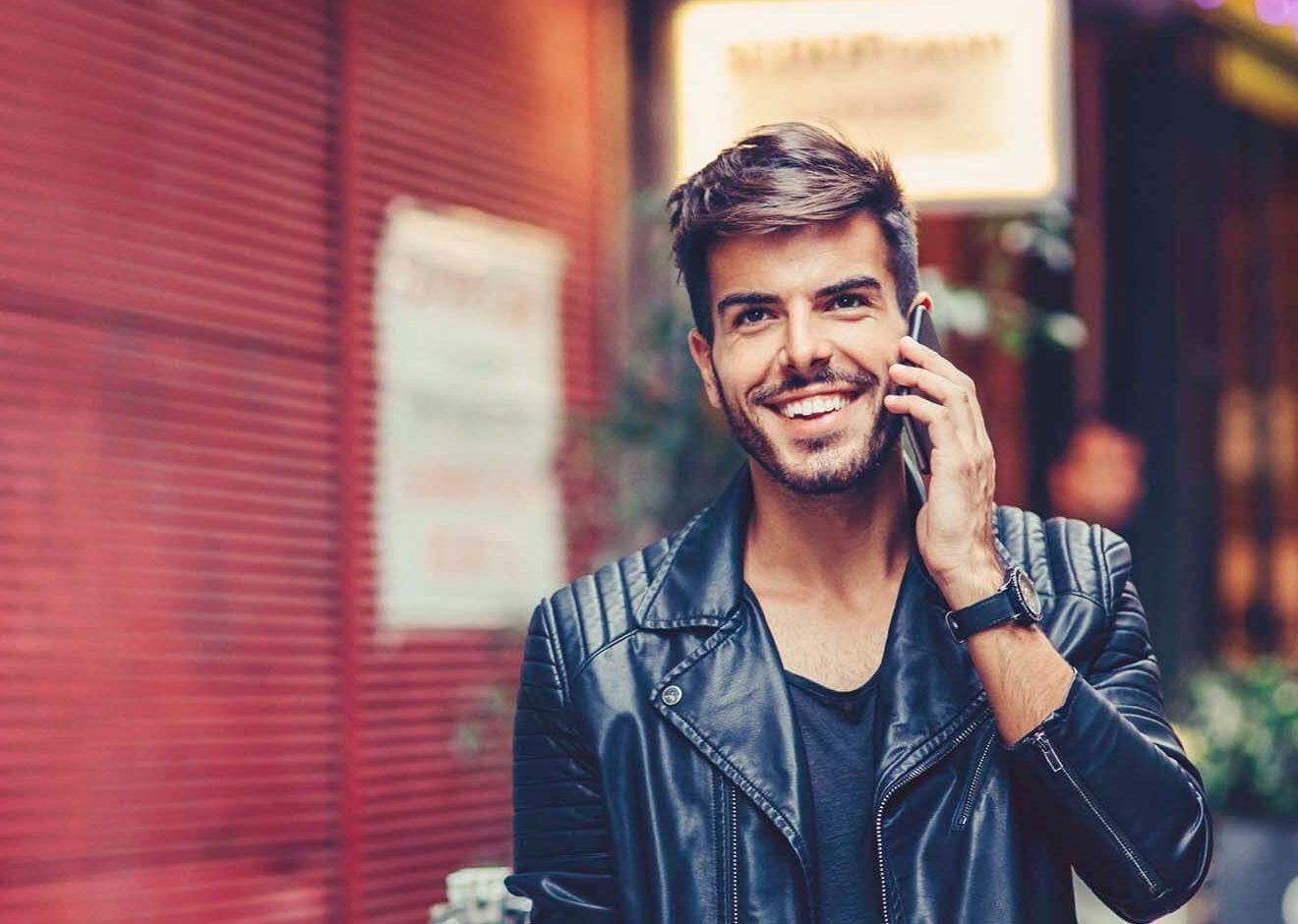 modelo com um dos cortes masculinos de cabelo para cada signo