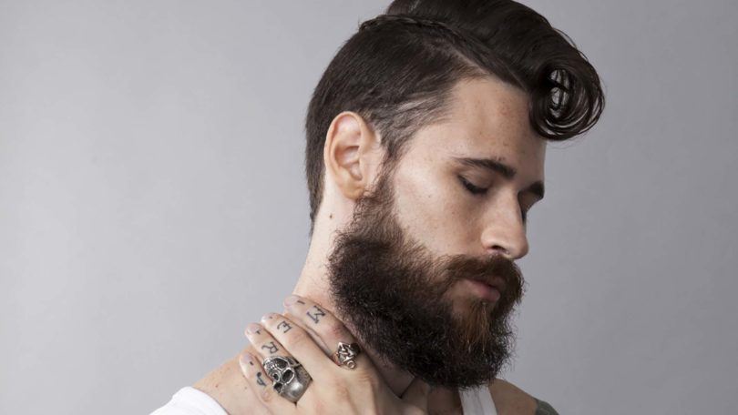 modelo com um dos cortes masculinos de cabelo para cada signo