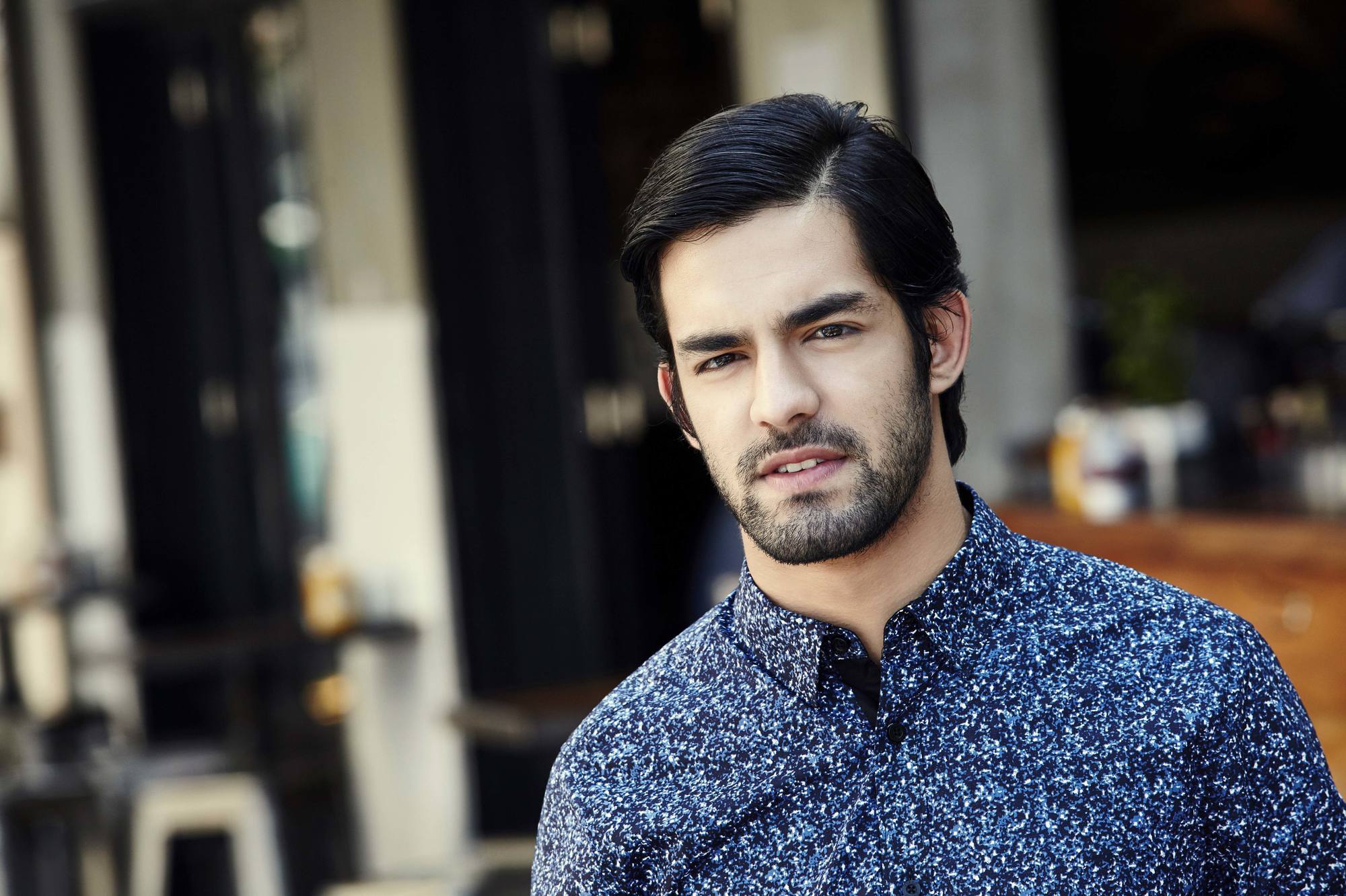 modelo com um dos cortes masculinos de cabelo para cada signo