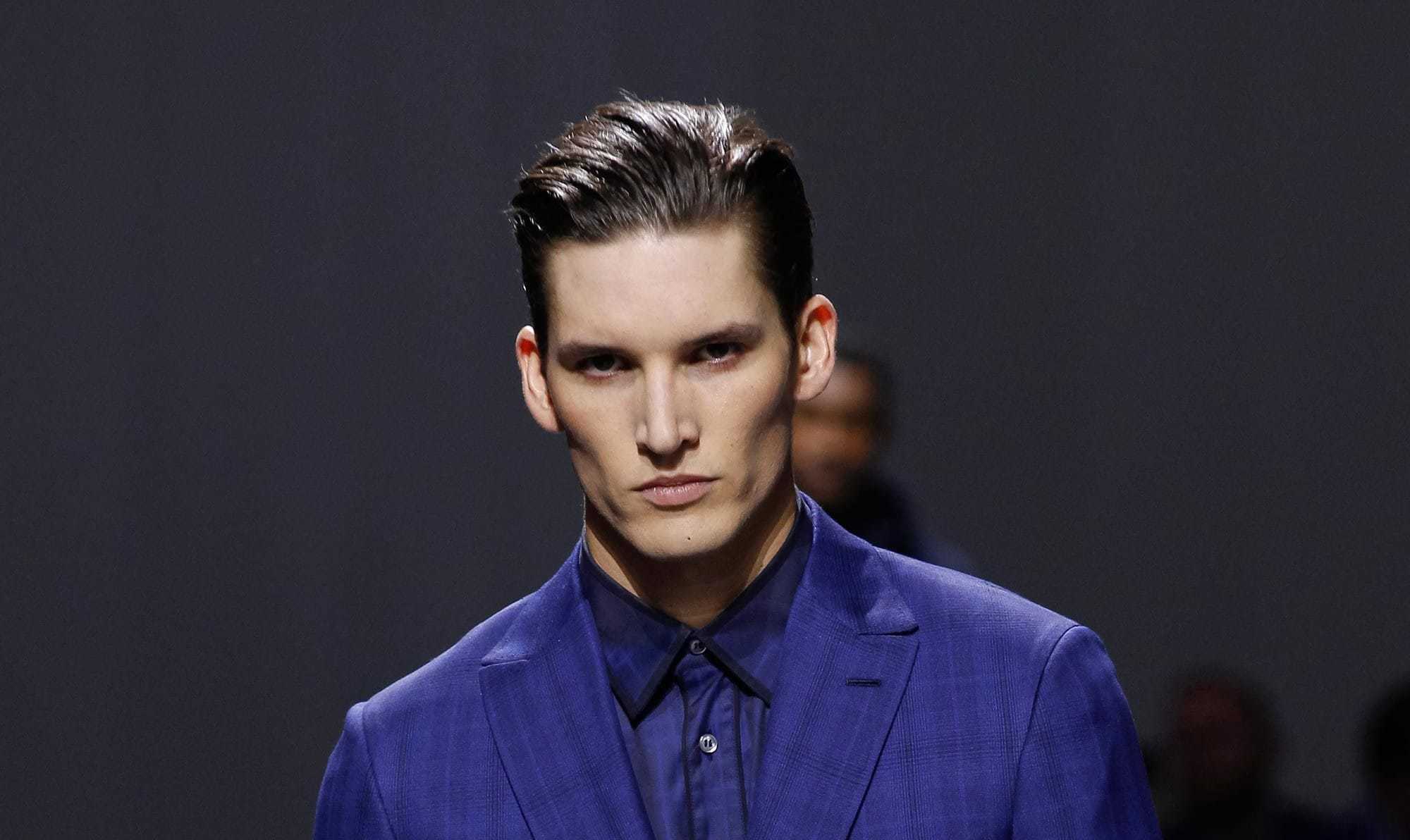 modelo com um dos cortes masculinos para casamento 2018