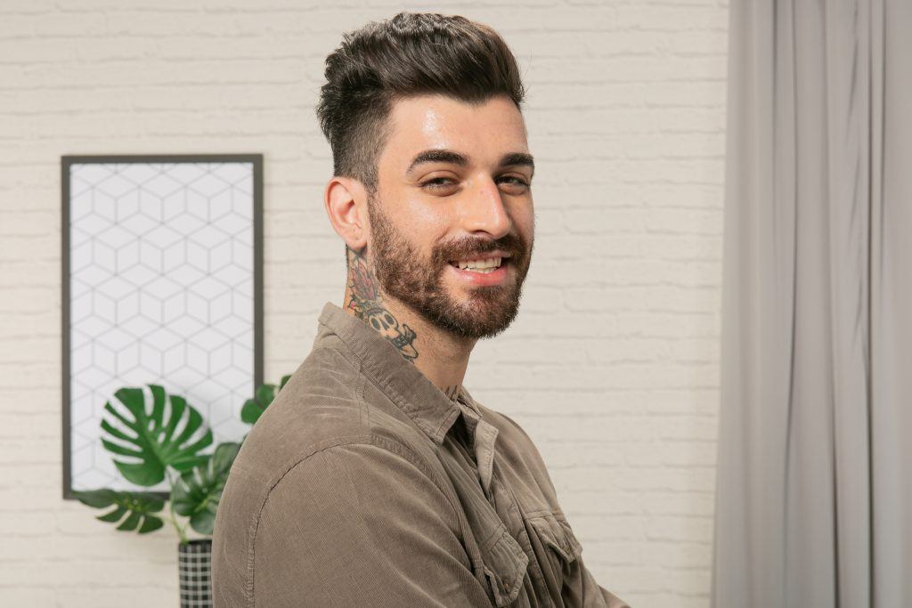 homem com cabelo castanho curto com corte undercut