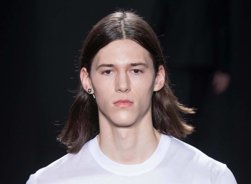 modelo com um dos cabelos masculinos para outono 2018