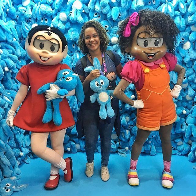 Lhaiza Morena com personagens da Turma da Mônica