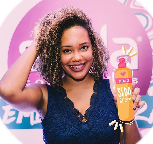 Lhaiza Morena com embalagem de shampoo na mão