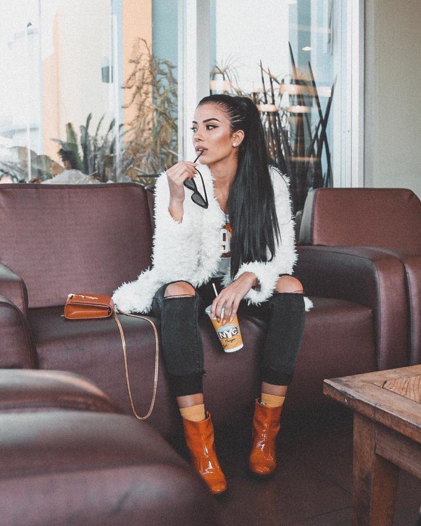 Thalita Ferraz com cabelo longo preso com rabo de cavalo