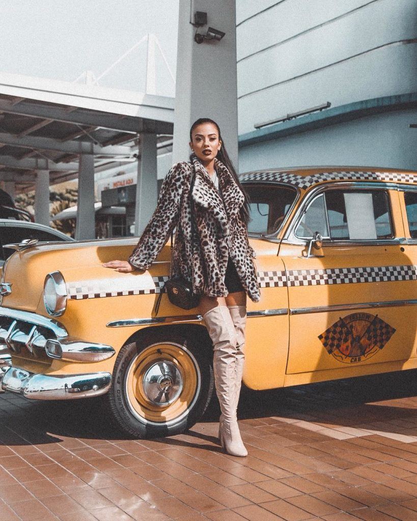Thalita Ferraz com cabelo longo preso com rabo de cavalo