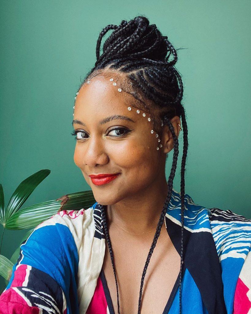 Luiza Brasil box braids no cabelo preso
