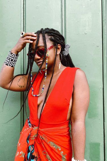 Luiza Brasil, do Mequetrefismos, com box braids no cabelo