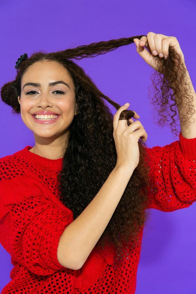 Cabelo cacheado longo separado em mechas