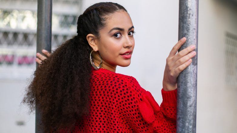 Cabelo cacheado com twist na lateral e rabo de cavalo frizado