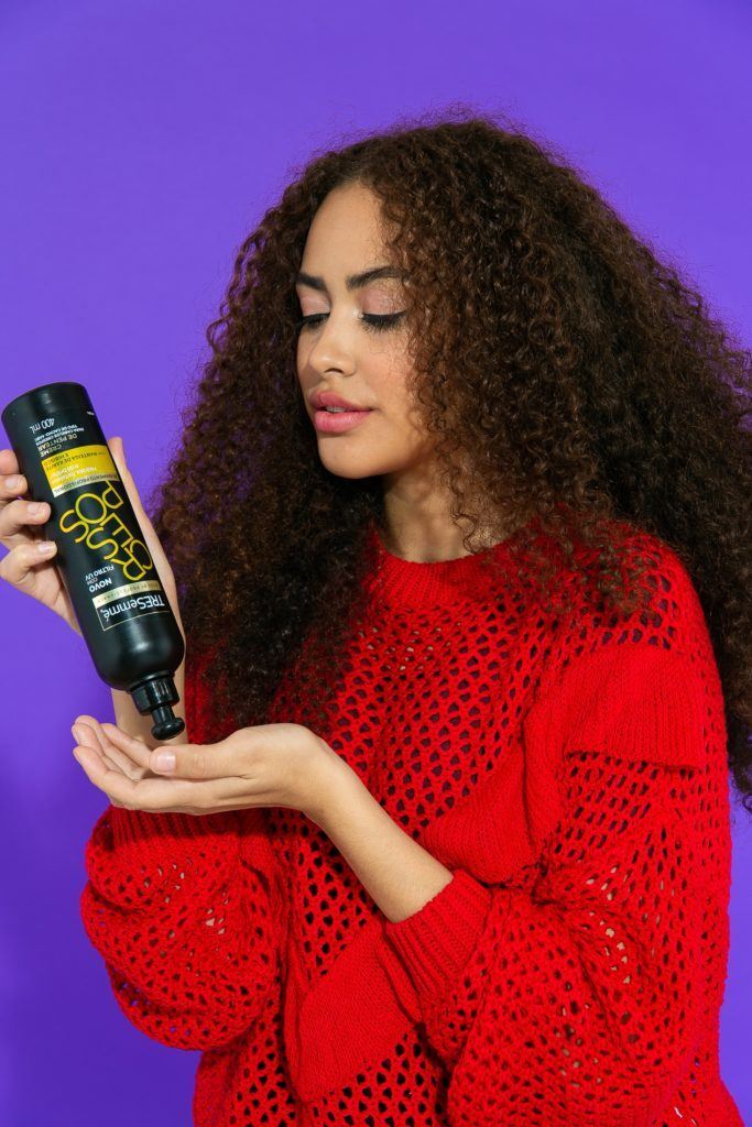 Cabelo caheado com creme para pentear