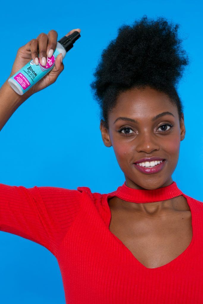 modelo de cabelo afro com penteado moicano aplicando o Spray Seda Boom Day After