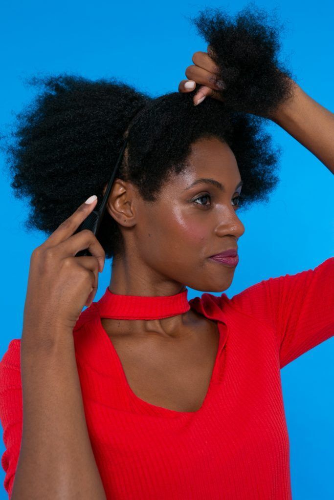 modelo de cabelo crespo dividindo o cabelo em três partes