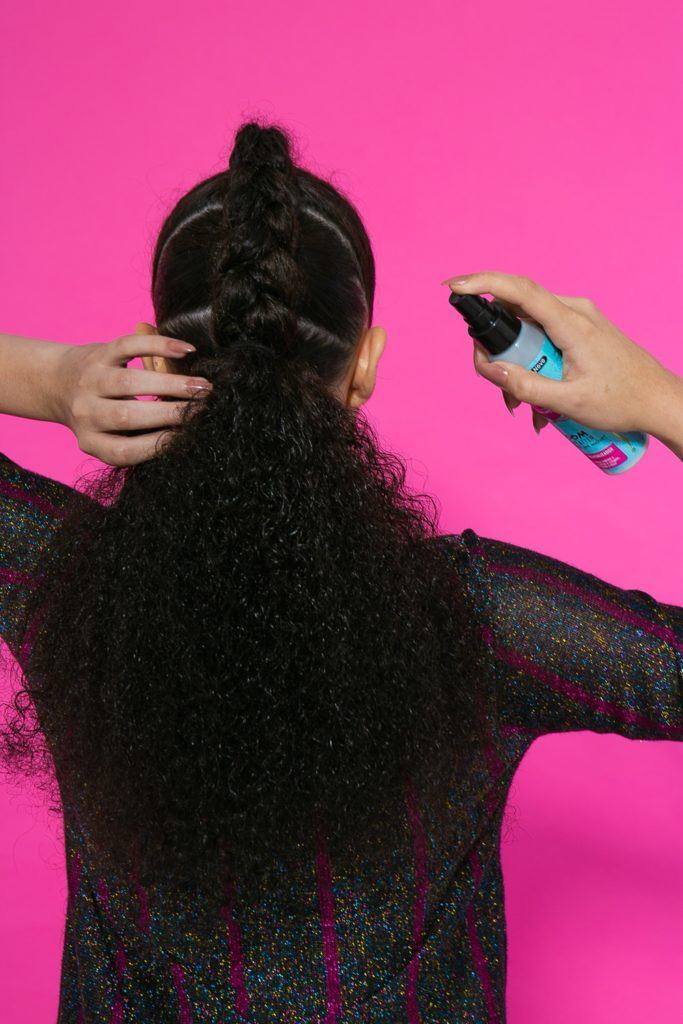 Aplicação de produto seda no cabelo