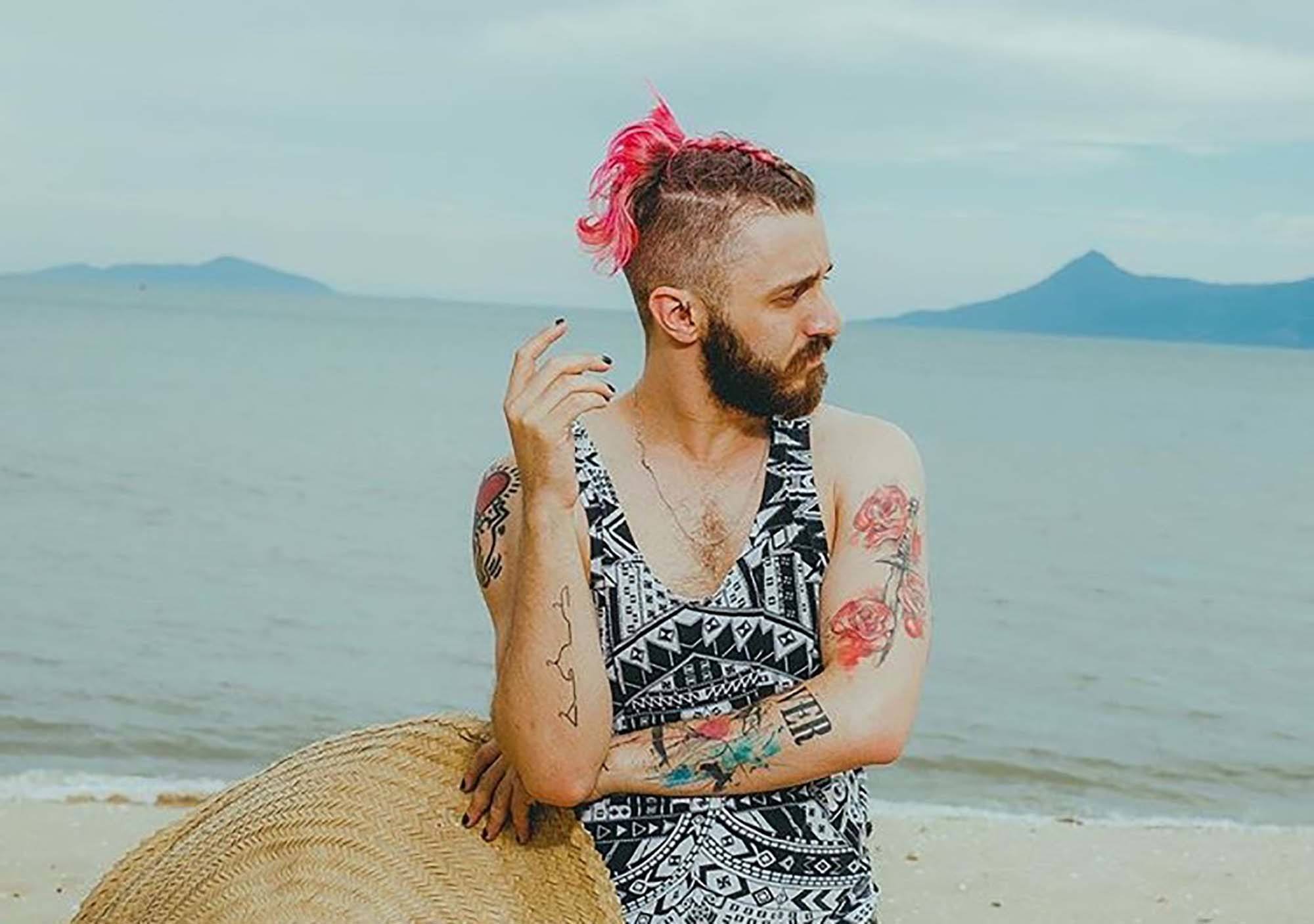 O stylist Nilo Caprioli posa com cabelo rosa e regata preta