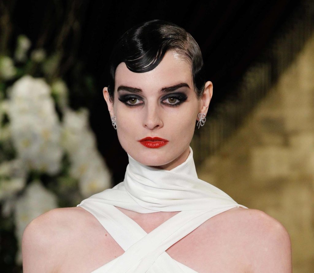 Modelo vestida de noiva com franja ondulada