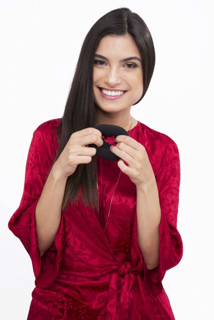 modelo ilustra tutorial sobre ondular cabelo com meia