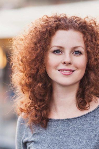 Modelo com cabelo em tom de organic reds