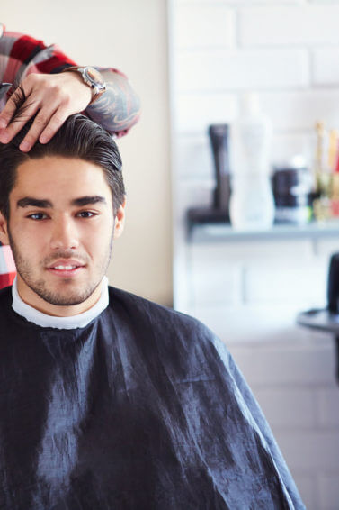 Rapaz tem o cabelo molhado arrumado com pente médio