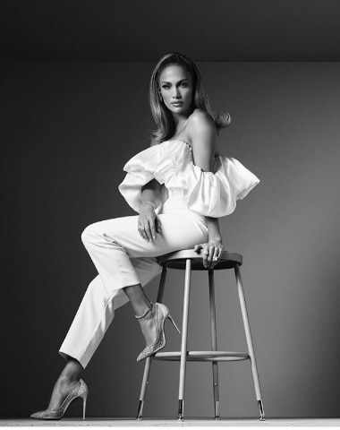 Mulher sentada em banco vestida de branco