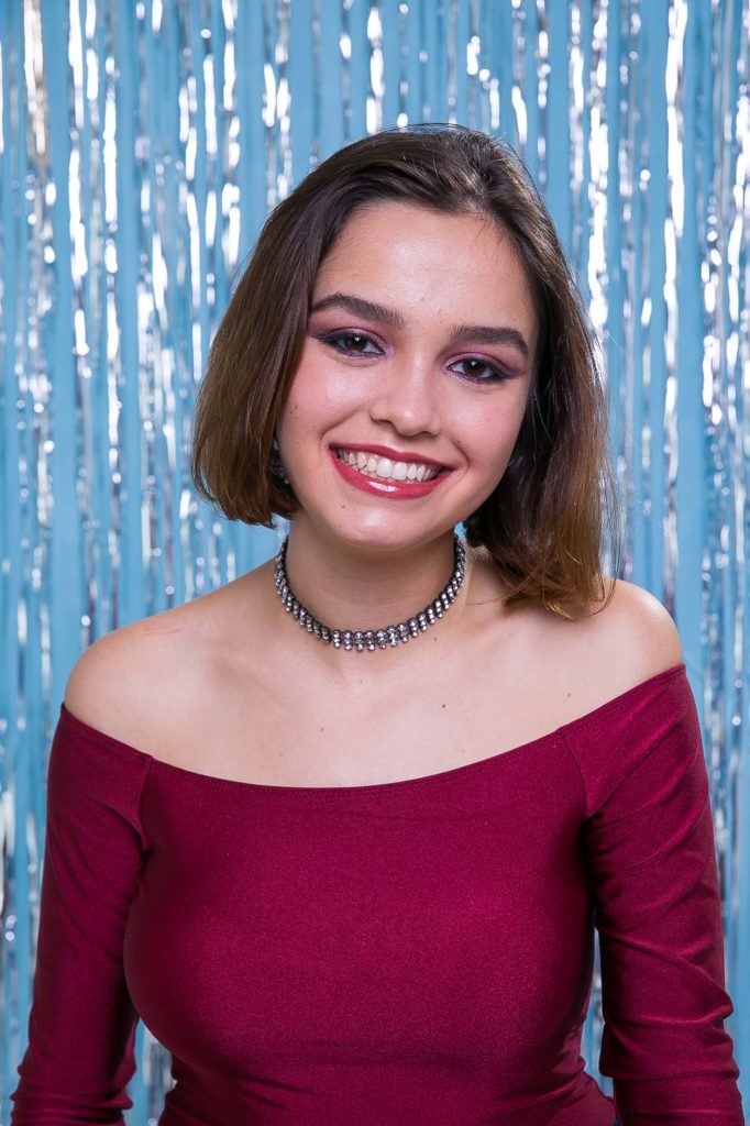 modelo usando o penteado de carnaval para cabelo curto