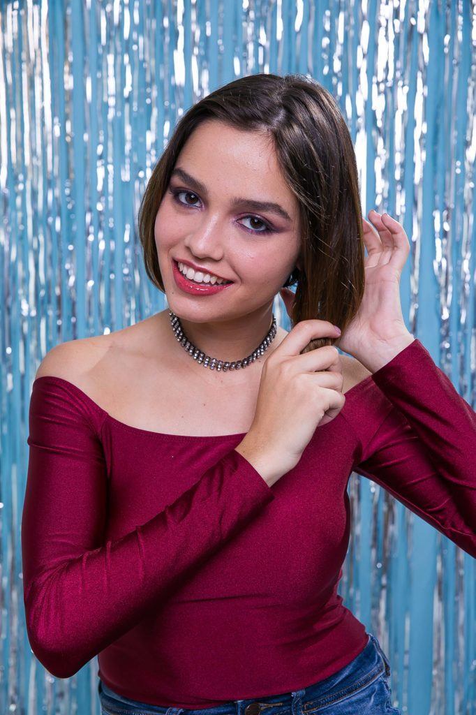 modelo usando o penteado de carnaval para cabelo curto